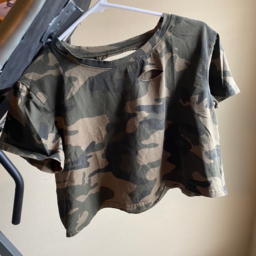 Camo Crop Ripped Top - Picture 2 of 3